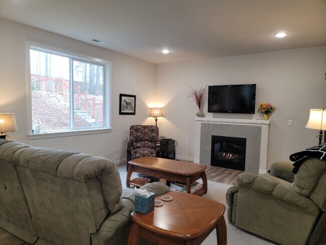 Building Photo - 5 Bedroom Home in Glennwood!