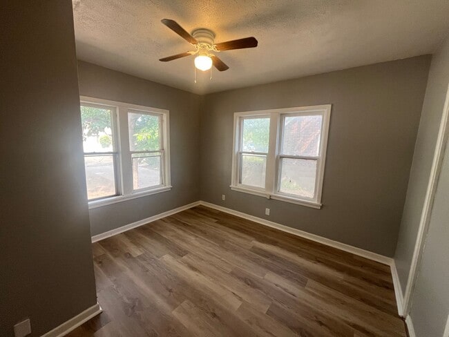 Building Photo - Great 3 Bedroom 1 bathroom house close to ...