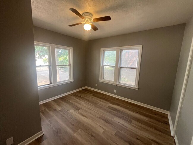 Foto del edificio - Great 3 Bedroom 1 bathroom house close to ...