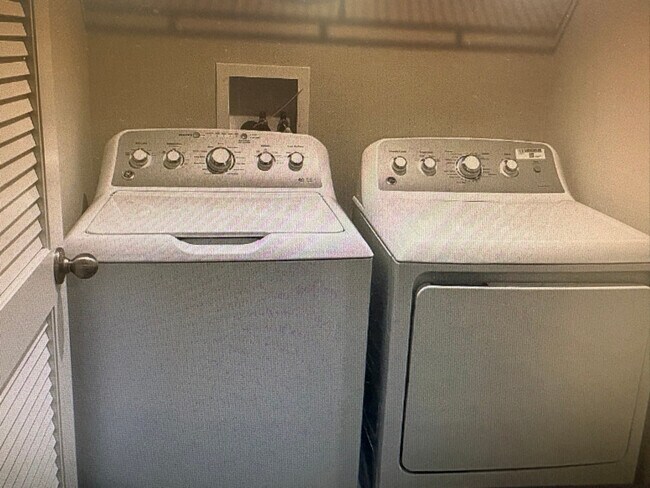 Building Photo - 901 Wilson St