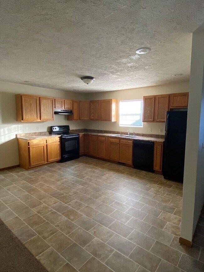 Foto del edificio - Collett Meadows - Large open floor plan, 4 bedroom Home with 2 baths - PETS WELCOME!