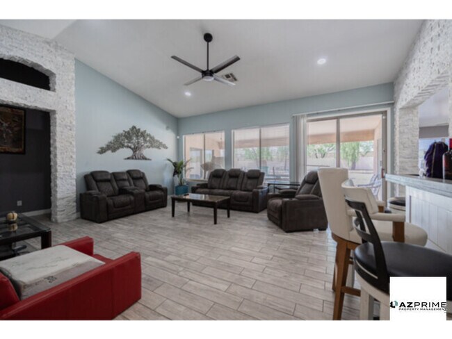 Foto del edificio - Live in luxury in this Exceptional 3/2 Gle...