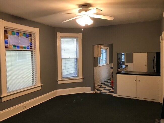 Foto del edificio - 2477 N Oakland Ave