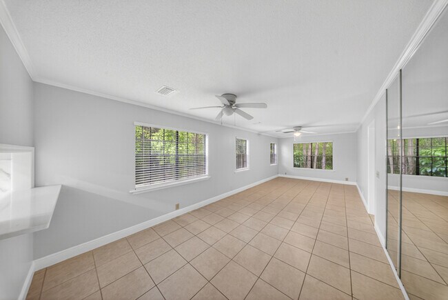 Foto del edificio - 5300 Treetops Dr