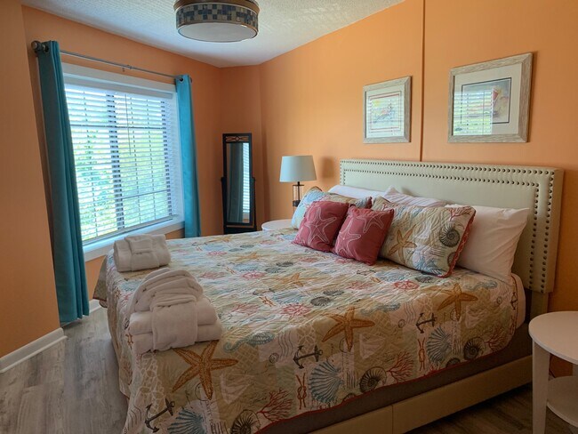 Large bedroom with king size bed, Smart TV, dressing mirror and two stands - 10 Lemoyne Ave