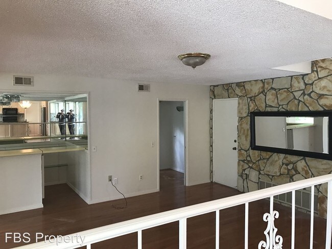 Building Photo - 3 br, 2.5 bath House - 6821 Ridge Manor