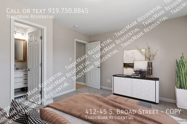 Foto del edificio - Beautiful NEWLY RENOVATED Townhome in the ...