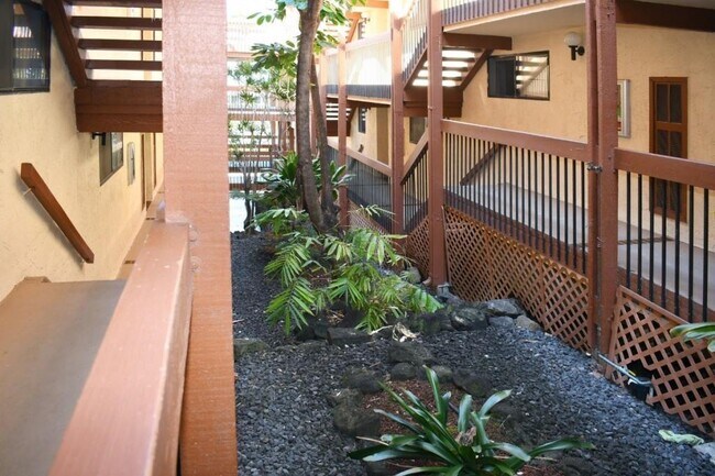 Building Photo - 75-5863 Kuakini Hwy, Unit 112