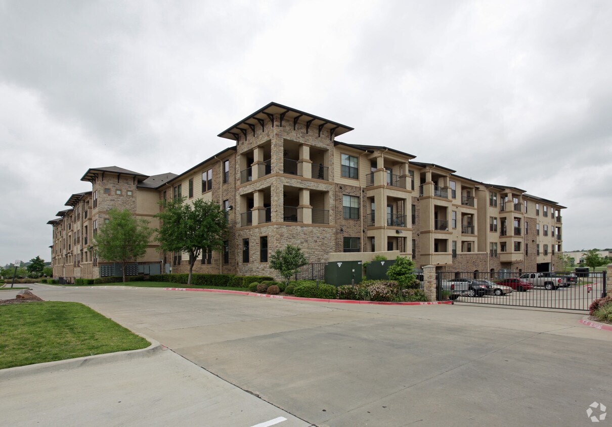 Foto principal - Lakeview at Josey Ranch