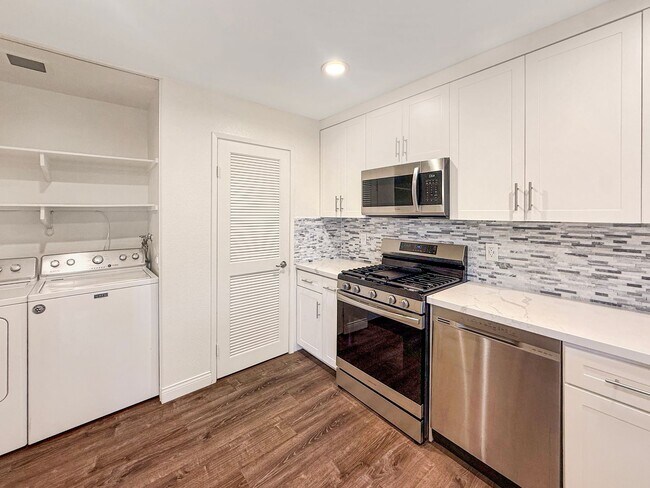 Foto del edificio - Spacious 3BR/2BA with Private Yard in Para...