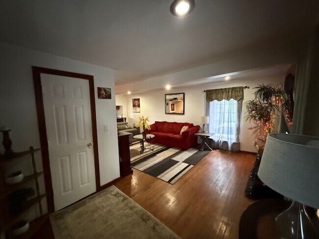 Foto del edificio - Spacious Three Bedroom, Two Full Bathroom Home with Chef’s Kitchen – Furnished Option Available!