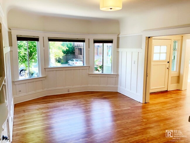 Photo - Spacious 4 Bedroom / 1.5 Bath near UC Campus House