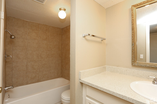 1BR, 1BA Village - 660SF - Bathroom - The Shelton