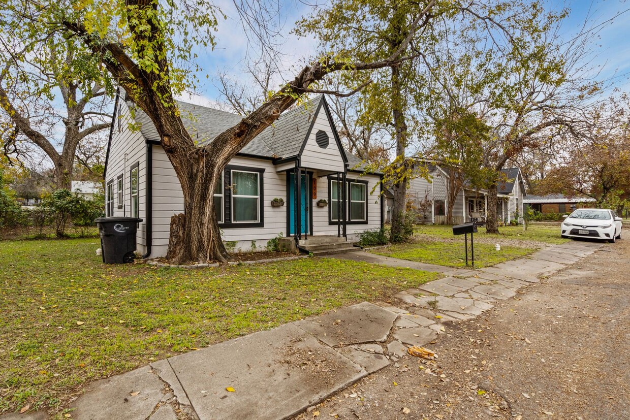 Primary Photo - Charming in Cleburne