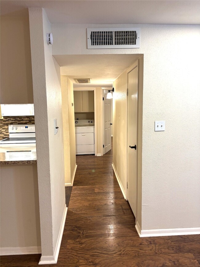Foto del edificio - 3025 Walnut Bend Ln