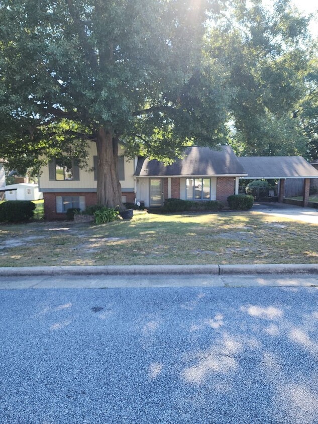 Primary Photo - Charming 4-Bedroom Home with Enclosed Porc...