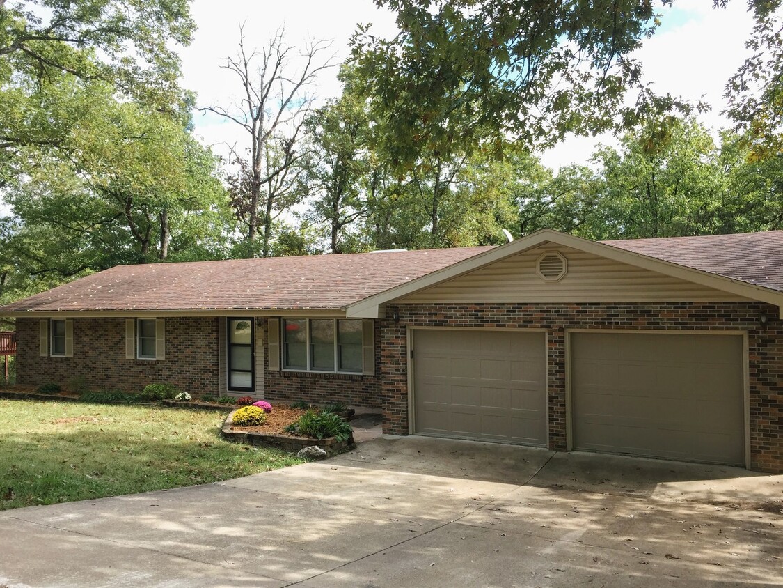 Foto principal - 4Bed/3Bath, Ranch-Style Home in Wooded Area