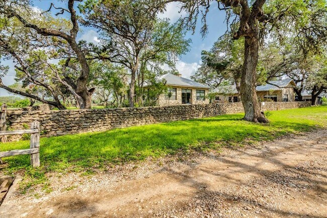 Foto del edificio - 6400 Cypress Rd