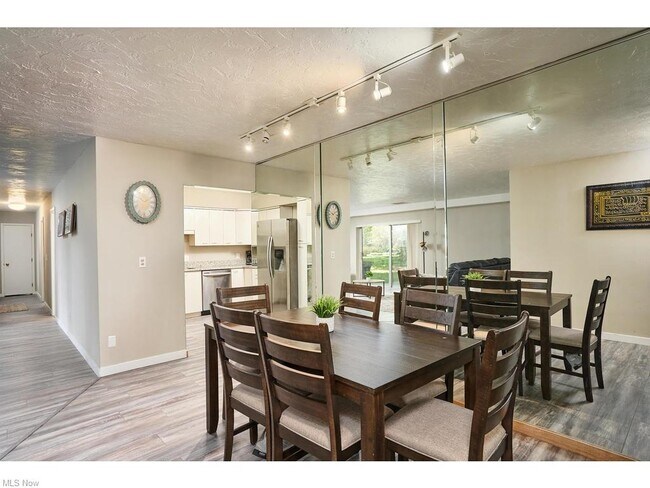 Building Photo - 2112 Acacia Park Dr