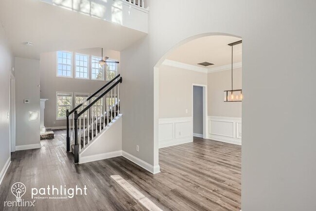 Building Photo - 5 br, 4.5 bath House - 4212 Crestwood Bend...