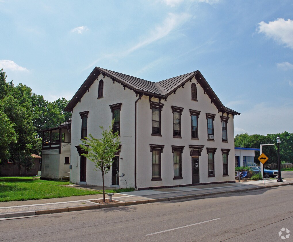 Primary Photo - 118 N Main St