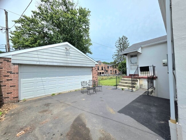 Building Photo - Charming and well-maintained ranch style available now!