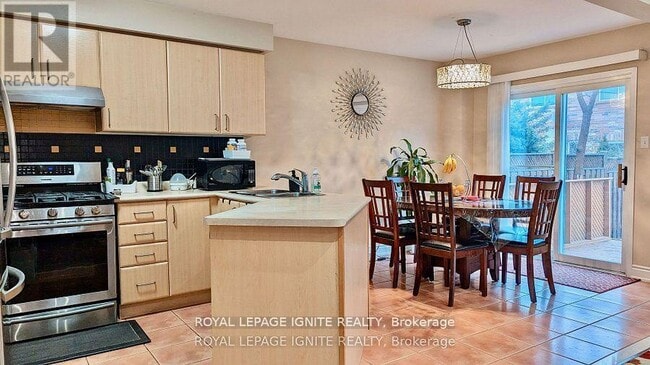 Building Photo - 5952 Chalfont Crescent
