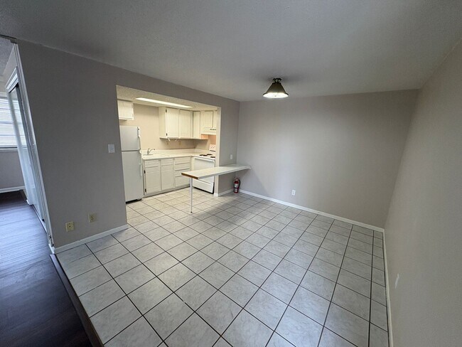 Foto del edificio - Affordable Apartment 1/2 Block from Campus!