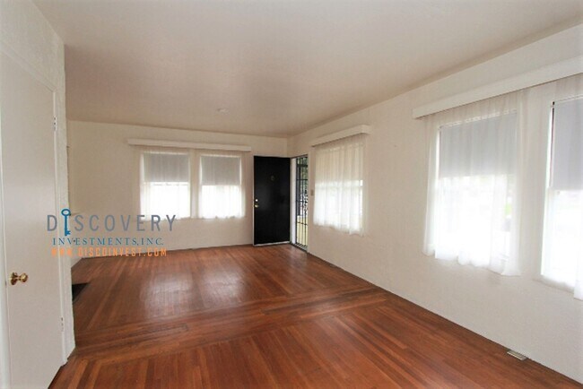 Foto del edificio - Laurel Heights One Bedroom Home with Bonus Room