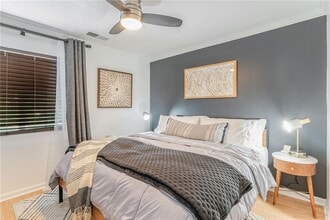 Building Photo - 210 Sampson St NE