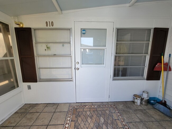 Building Photo - 910 51st Avenue Plaza W