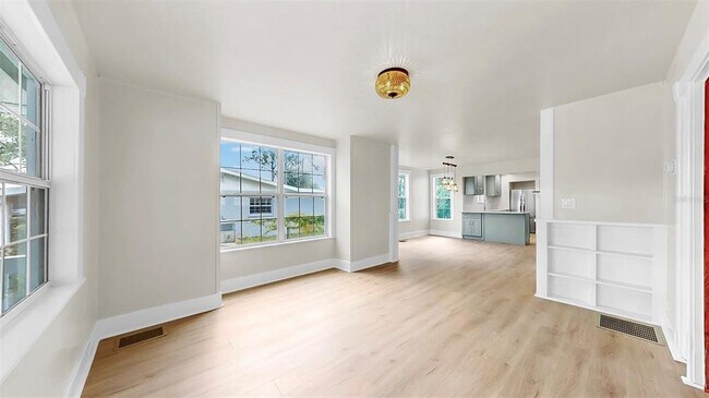 Foto del edificio - 1005 45th St W