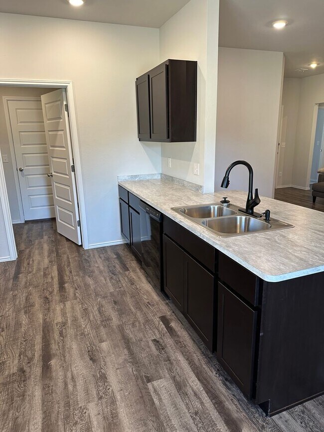 Building Photo - Save $500!! NEWER Three Bedroom | Two Bath Home in Shadow Valley
