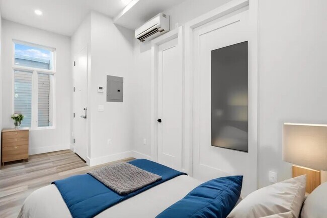 Foto del edificio - Furnished room/NOT APARTMENT