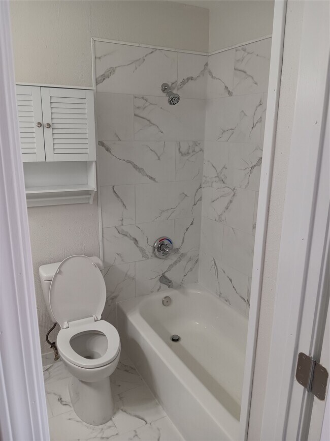 Foto del edificio - 3300 Pebblebrook Dr