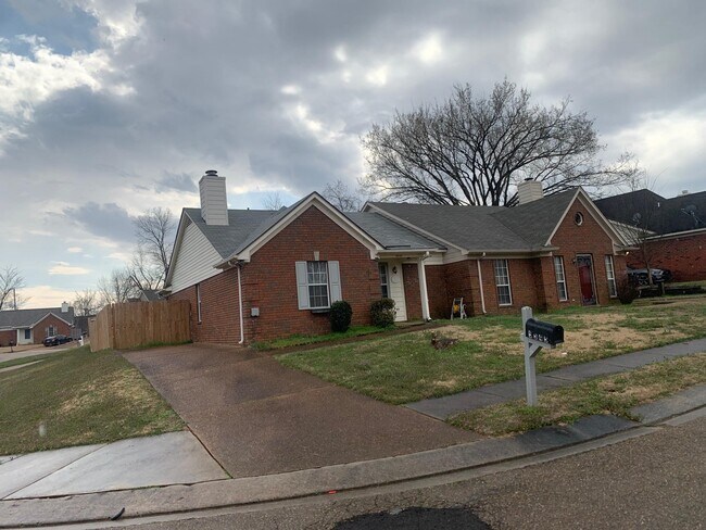 Foto del edificio - 5545 Oak Branch Cir N