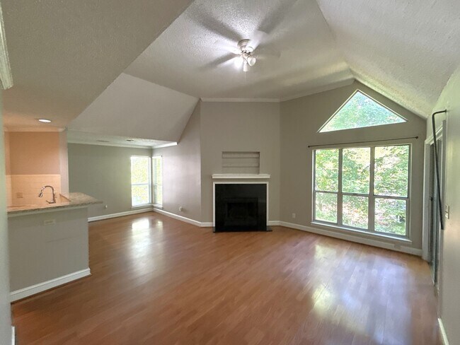 Foto del edificio - 1 Bedroom Condo Off Randolph Road!