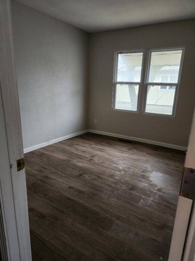 Building Photo - Cozy 2-Bedroom Home with Big Yard – Pet Friendly