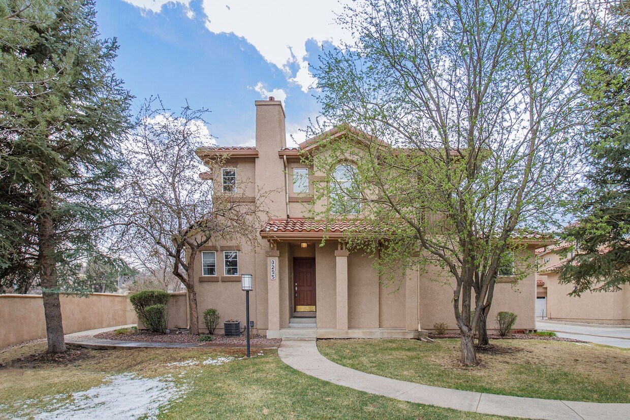 Foto principal - Townhouse, close to FT Carson, Cheyenne Mt...