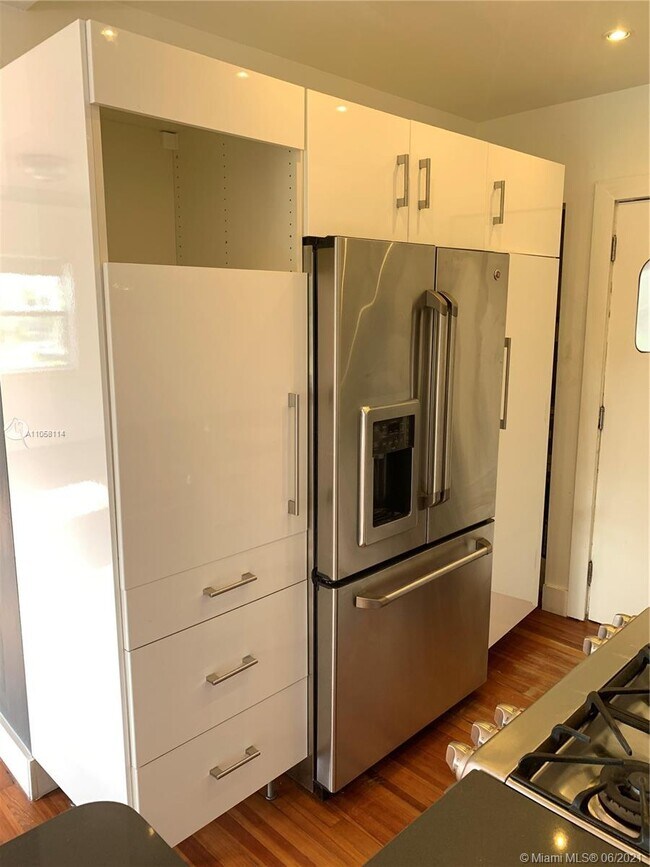 Building Photo - 2463 Pine Tree Dr