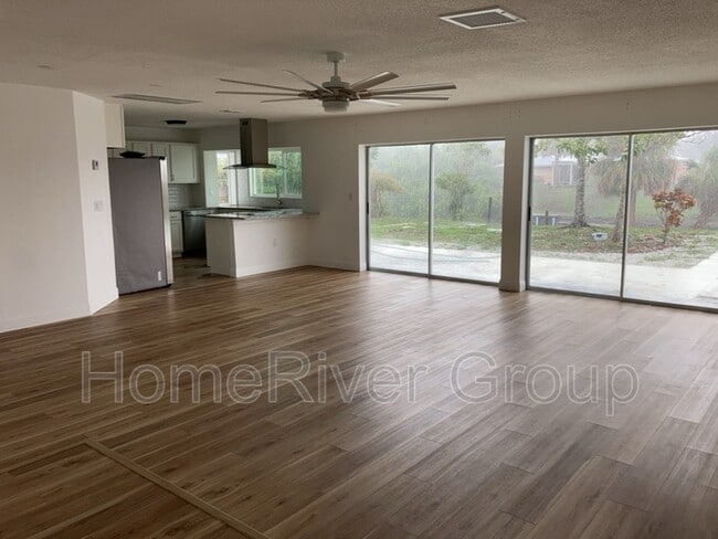 Building Photo - 565 Clearview Dr