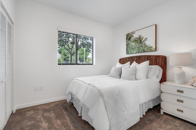 Foto del edificio - 4250 Lakewood Rd