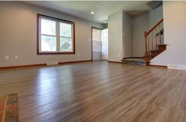 Puerta principal, sala de estar - 8653 Refugee Rd