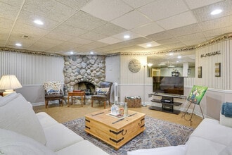 Building Photo - 7 Creekside Ln