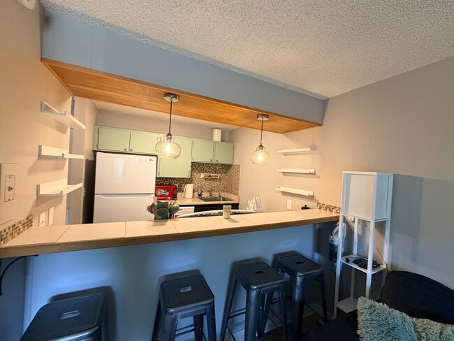 Kitchen Bar Top - 2707 Valmont Rd