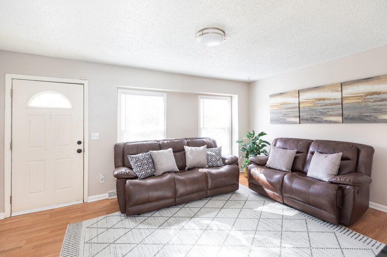 Foto principal - 6012 Old Coach Rd