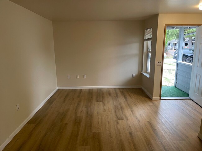 Building Photo - Spacious 2BD/1.5BTH Townhome for Rent in L...