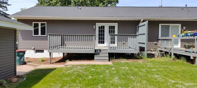 Building Photo - 606 Sommers St N