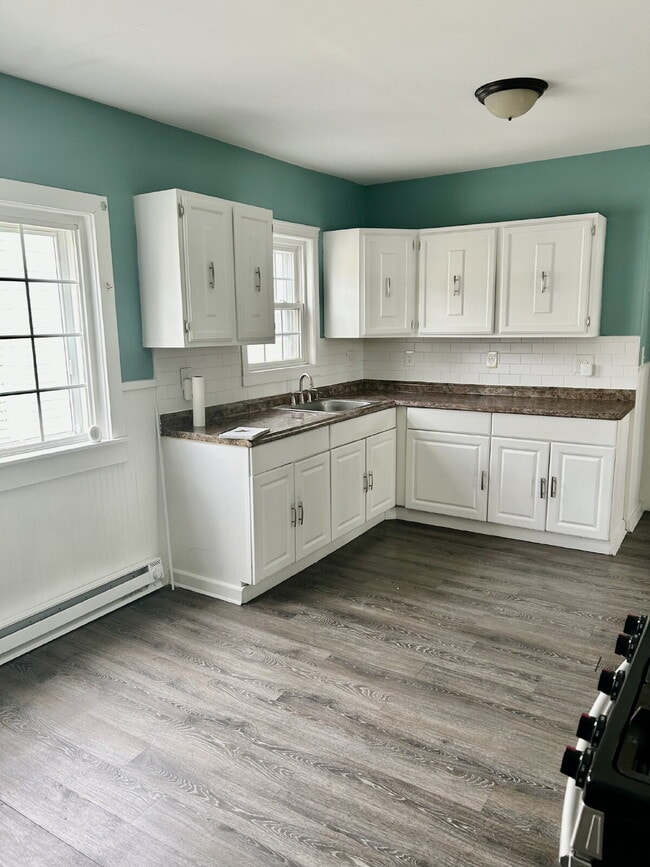 Photo - Available Now! Cozy and Modern 4 bed 1 bath unit on Congress Avenue Apartment