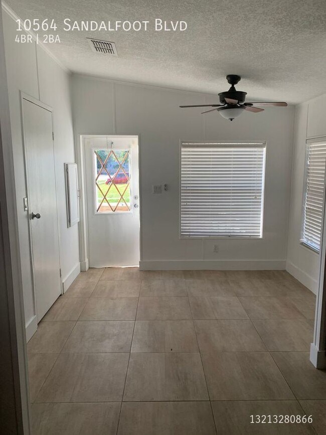 Building Photo - Beautiful 4/2 spacious fenced backyard Mob...